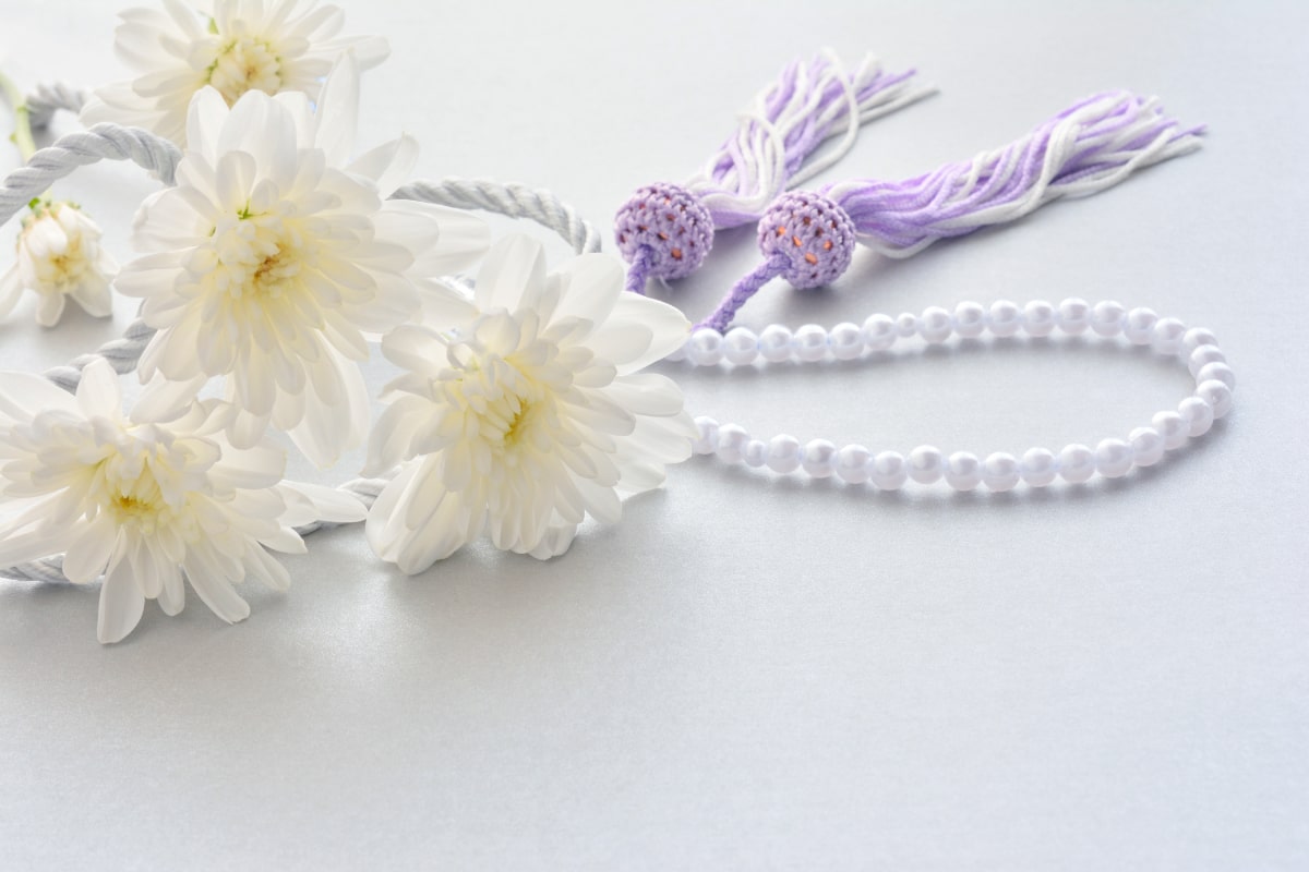 白い花とパールネックレス